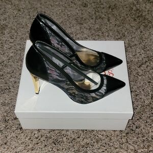 Two Lips Angie Lace Pointed Toe Pumps with Gold Block Heel Accent Size 8 NIB